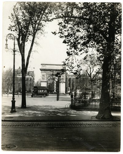 Washington Square North, New York, USA, n. 1905-40 (gelatiinihopea valokuva) tekijältä Jessie Tarbox Beals
