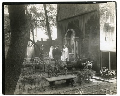 Häät Pyhän Johanneksen kirkossa, West 11 St, n. 1938-39 (gelatiinihopeakuva) tekijältä Jessie Tarbox Beals