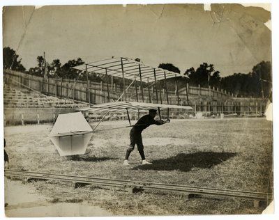 William Avery elokuvassa "Gliding Machine" tekijältä Jessie Tarbox Beals