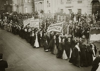Naiset akateemisissa pukeissa marssivat äänioikeusparaatissa New Yorkissa vuonna 1910 tekijältä Jessie Tarbox Beals