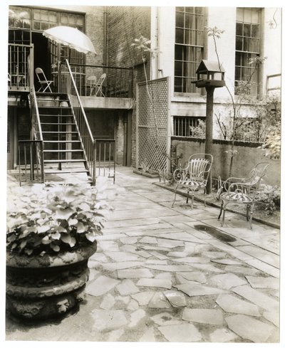 takapiha patio lintuhuoneella, New York, USA, n. 1905-40 (gelatiinihopea valokuva) tekijältä Jessie Tarbox Beals