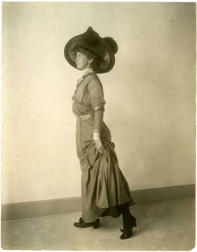 model amb barret de plomes, c.1905-18 (foto de plata gelatina) finlandès tekijältä Jessie Tarbox Beals