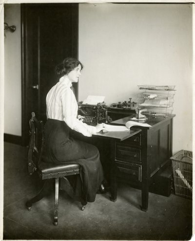 malli kirjoituskoneella, n. 1905-1918 (gelatiinihopea valokuva) tekijältä Jessie Tarbox Beals