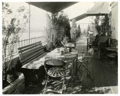 patio joelle päin, n. 1936-37 (gelatiinihopea valokuva) tekijältä Jessie Tarbox Beals