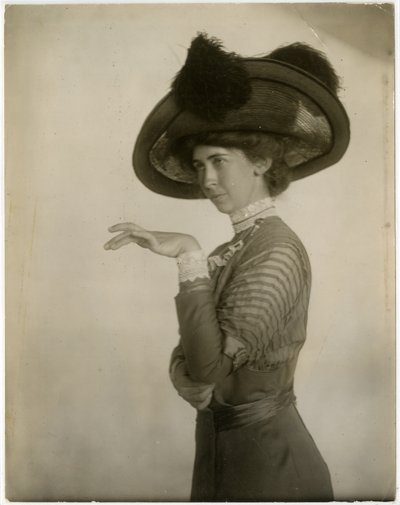 höyhenhatun profiili, n. 1905-1918 (gelatiinihopea valokuva) tekijältä Jessie Tarbox Beals