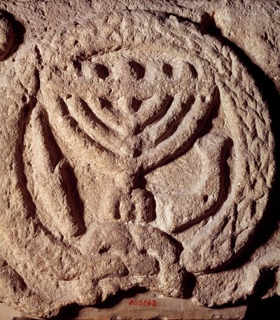Juutalaisuus: arkkitehtoninen elementti synagogan basaltissa, jota koristaa kynttilänjalka, jossa on seitsemän haaraa (Menora tai Menorah), palmu ja trumpetti. Transjordanista. Noin 100 jKr. Pariisi, Louvre-museo tekijältä Jewish School
