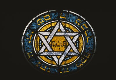 Ikkuna juutalaisesta haudasta tekijältä Jewish School