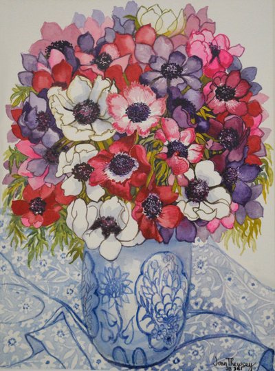 Anemoneja sinivalkoisessa ruukussa, sinivalkoinen tekstiili, 2000, tekijältä Joan Thewsey