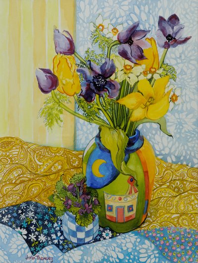 Tulppaanit ja vuokot ja ruukku violetteja, 2010, akvarelli tekijältä Joan Thewsey