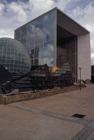 Rakennuksia La Defense -alueella, Pariisi, Ile-de-France, Ranska, Yksityiskohtaiset tiedot tekijältä Johan Otto von & Andreu Paul (1938 2018) Spreckelsen