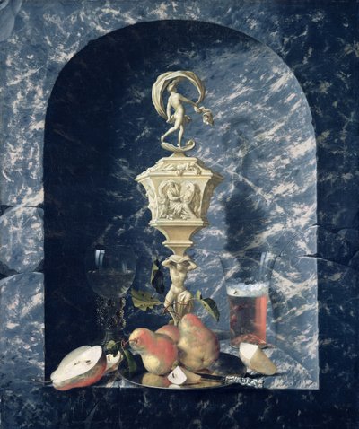 Asetelma koristellulla pikarilla, hedelmillä ja laseilla kivialkovissa, 1682 tekijältä Johann Georg Hinz