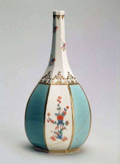 Japanilaisen sake-pullon muotoinen pullo, Meissenin tehtaalle, noin 1725 (posliini). tekijältä Johann Gregor Herold