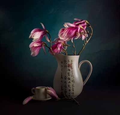 Elegantti magnolia-asetelma tekijältä John-Mei Zhong
