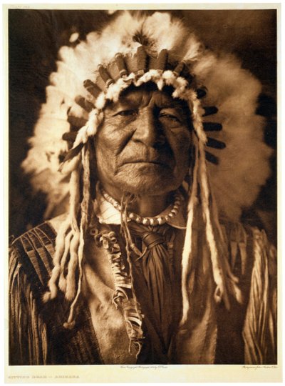 "Istuva karhu - Arikara", 1908 tekijältä John Andrew and Son