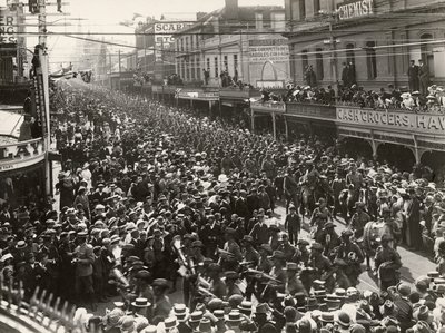 12. pataljoona, AIF, marssii kaupungin läpi ennen palvelukseen lähtöä ulkomaille, Hobart, Tasmania, 14. lokakuuta 1914 tekijältä John Beattie