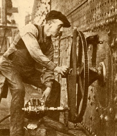 "Pneumaattinen niittikone, joka leikkaa luukkuja linerin kyljessä", n. 1930. tekijältä John Brown and Company