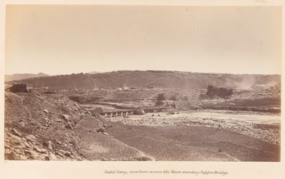 ?Safed Sang, katsottuna joen toiselta puolelta ja näyttää Sapper Bridgen?, 1878 noin tekijältä John Burke