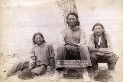 Kolme lakotalaista teinipoikaa länsimaisissa vaatteissa, 1891 tekijältä John C. H. Grabill