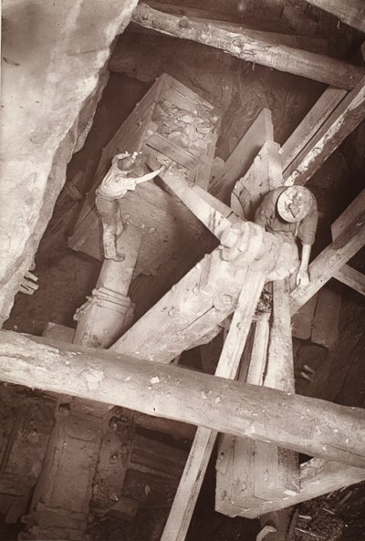 Balance Box Dolcoathin kaivoksella, kuvitus J.C. Burrowsin ja William Thomasin teoksesta "Amongst mines and miners, or Underground Scenes by Flash-Light" 1893 (seepiakuva) tekijältä John Charles Burrow