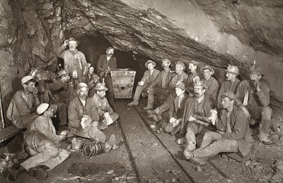 "Croust time", East Poolin kaivos, kuvitus J.C. Burrowsin ja William Thomasin teoksesta "Mongst mines and miners, tai Underground Scenes by Flash-Light", pubi. 1893 (seepiakuva) tekijältä John Charles Burrow