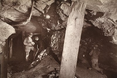Heave, katso länteen, Blue Hillsin kaivos, kuvitus J.C. Burrowsin ja William Thomasin teoksesta "Mongst mines and miners tai Underground Scenes by Flash-Light", pubi. 1893 (seepiakuva) tekijältä John Charles Burrow