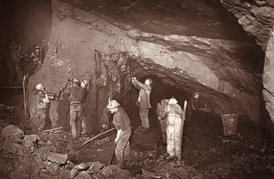 Pysähdymme 70:ssä East Poolin kaivoksessa, kuvitus J.C. Burrowsin ja William Thomasin pubista "Amongst mines and miners, or Underground Scenes by Flash-Light". 1893 (seepiakuva) tekijältä John Charles Burrow