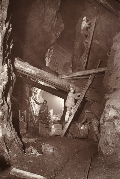 180 East Poolin kaivoksessa, kuvitus J.C. Burrowsin ja William Thomasin pubista "Mongst mines and miners tai Underground Scenes by Flash-Light". 1893 (seepiakuva) tekijältä John Charles Burrow