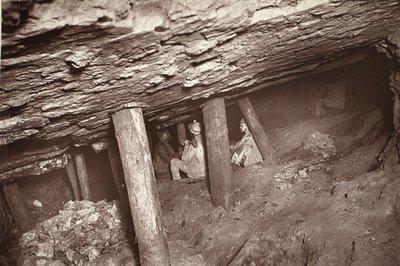 The 66, Blue Hills mine, kuvitus J.C. Burrowsin ja William Thomasin teoksesta "Mongst mines and miners tai Underground Scenes by Flash-Light", pubi. 1893 (seepiakuva) tekijältä John Charles Burrow