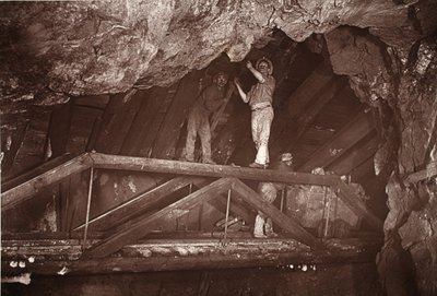 The Bridge, East Poolin kaivos, kuvitus J.C. Burrowsin ja William Thomasin teoksesta "Mongst mines and miners tai Underground Scenes by Flash-Light", pubi. 1893 (seepiakuva) tekijältä John Charles Burrow