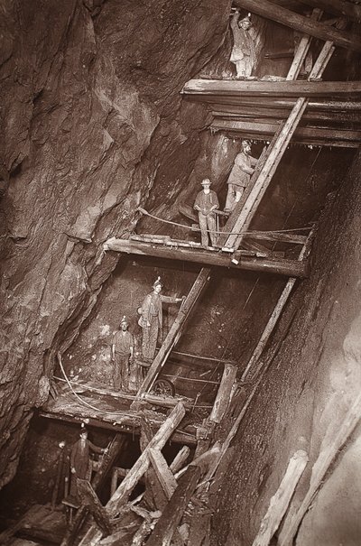 The Man Engine at Dolcoath Mine, kuvitus J.C. Burrowsin ja William Thomasin teoksesta "Mongst mines and miners tai Underground Scenes by Flash-Light", pubi. 1893 (seepiakuva) tekijältä John Charles Burrow