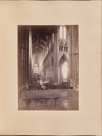 Kuoro ja kirkon keskilaiva, länteen päin tekijältä John Harrington