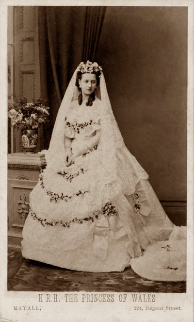 Tanskan prinsessa Alexandra hääpuvussaan avioliittoon Walesin prinssin, tulevan kuninkaan Edward VII:n kanssa tekijältä John Jabez Edwin Paisley (after) Mayall