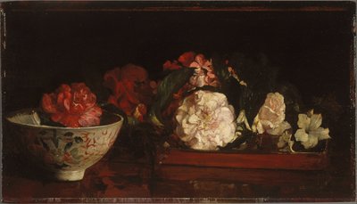 Kukkia japanilaisella tarjottimella mahonkipöydällä tekijältä John La Farge