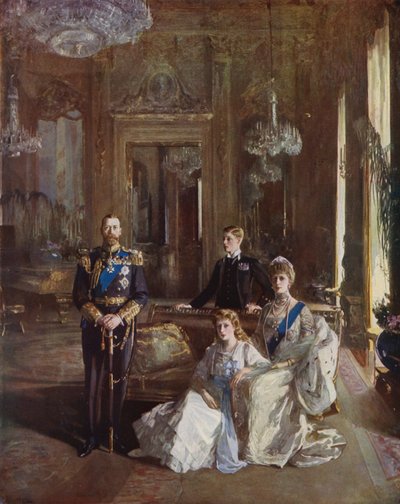 Kuningas Yrjö V, kuningatar Mary, Walesin prinssi ja prinsessa Mary valkoisessa olohuoneessa, Buckinghamin palatsi, Lontoo, 1913 tekijältä John Lavery