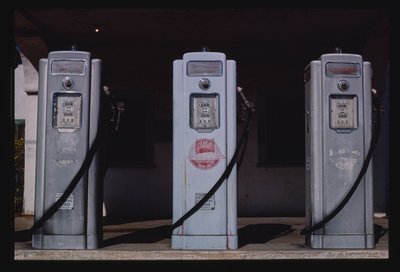 Olympic Gas Pumps, San Diego, Kalifornia, USA tekijältä John Margolies