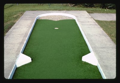 Pebble Trap Hole, Jekyll Island Mini Golf I, Jekyll Island, Georgia, Yhdysvallat tekijältä John Margolies