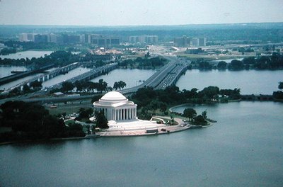 Jefferson Memorial, rakennettu 1938-43 tekijältä John Russell Pope