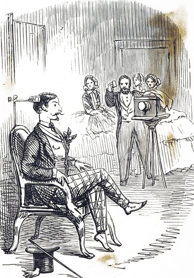 Sarjakuva, jossa pääpuristinta käytetään pitämään valokuvaajan kohde paikallaan tekijältä John Tenniel