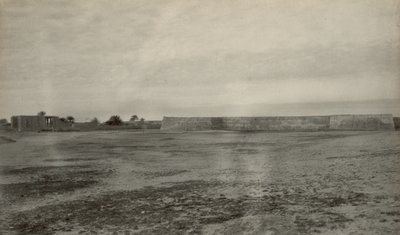 Linnoitus, oletettavasti VOC:n Fort Mosselstein Band-e Charakissa lähellä Bandar-e Lengehiä Iranissa. tekijältä John Thomson