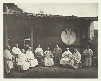 Kushanin apotti ja munkit, n. 1868. tekijältä John Thomson