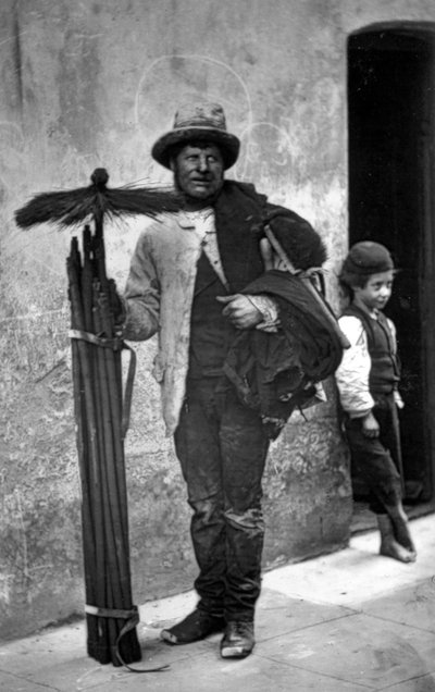 The Temperance Sweep, J. Thomsonin ja Adolphe Smithin teoksesta Street Life in London tekijältä John Thomson