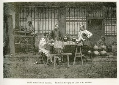Pekinin kloisonnepajan käsityöläiset. Kaiverrus M.Thomsonin valokuvan jälkeen havainnollistamaan matkaa Pekiniin ja Pohjois-Kiinaan, T.Chutze, vuonna 1873, julkaistu "" Le tour du monde "" 1876, toimittanut Edouard Charton, painos Hachette, Pa tekijältä John Thomson