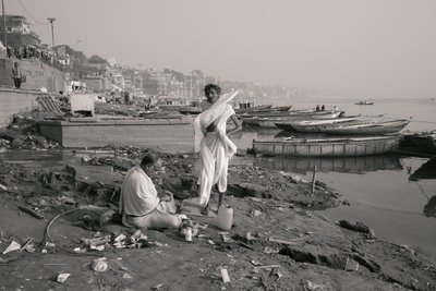 Manikarnika Ghat, Varanasi, 2016 (kuva) tekijältä Jon Nicholson