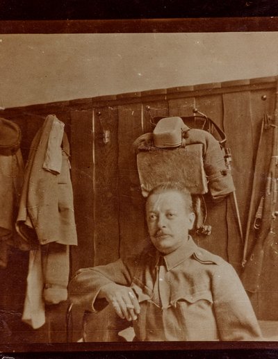 Albumi "Oma maailmansota - muistoja Lounaisrintamasta Kärntenissä, Italiassa, Trentino-Alto Adigessa) 31/03/1915-12/11/1918 - Josef Zohles Wien": sotilaan muotokuva (b/w ph tekijältä Josef Zohles