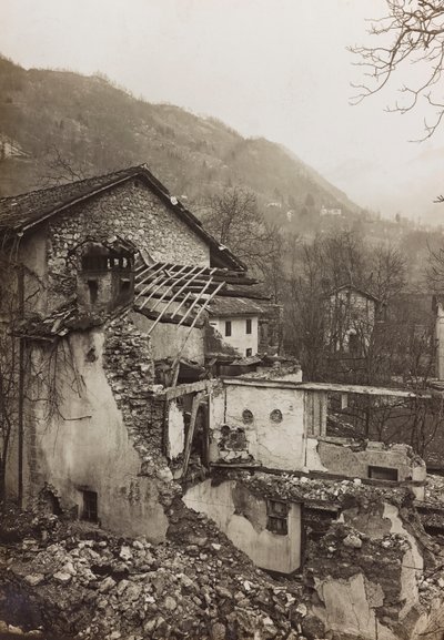Albumi "Meine weltkriegs - Erinnerungen South-West Front (Kärnten, Italia, Etelä-Tiroli) (Minun maailmansota - muistoja Lounaisrintamasta Kärntenissä, Italiassa, Trentino-Alto Adige) 31.3.1915-12.11. 1918 - Josef Zohles Wien ": talon rauniot (m/w kuva tekijältä Josef Zohles