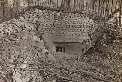Albumi "Oma maailmansota - muistoja Lounaisrintamasta Kärntenissä, Italiassa, Trentino-Alto Adigessa) 31/03/1915-12/11/1918 - Josef Zohles Wien": sotilasbunkkeri tykillä tekijältä Josef Zohles