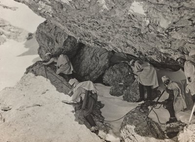 Albumi "Oma maailmansota - muistoja Lounaisrintamasta Kärntenissä, Italiassa, Trentino-Alto Adigessa) 31.3.1915-12.11.1918 - Josef Zohles Wien": sotilasbunkkeri vuorella tekijältä Josef Zohles