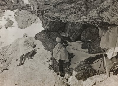 Albumi "Oma maailmansota - muistoja Lounaisrintamasta Kärntenissä, Italiassa, Trentino-Alto Adigessa) 31.3.1915-12.11.1918 - Josef Zohles Wien": sotilasbunkkeri vuorella tekijältä Josef Zohles