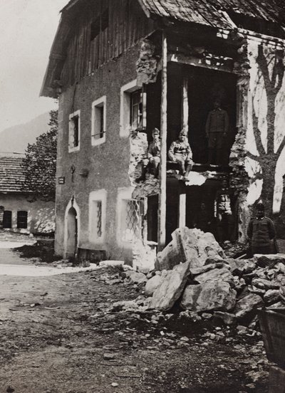 Albumi "Oma maailmansota - muistoja Lounaisrintamasta Kärntenissä, Italiassa, Trentino-Alto Adigessa) 31/03/1915-12/11/1918 - Josef Zohles Wien": rauniot Valbrunassa (b/w pho tekijältä Josef Zohles