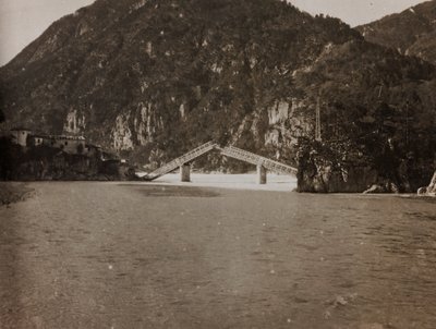 Albumi "Oma maailmansota - muistoja Lounaisrintamasta Kärntenissä, Italiassa, Trentino-Alto Adigessa) 31.3.1915-12.11.1918 - Josef Zohlen Wien": silta louhittiin Moggiossa tekijältä Josef Zohles